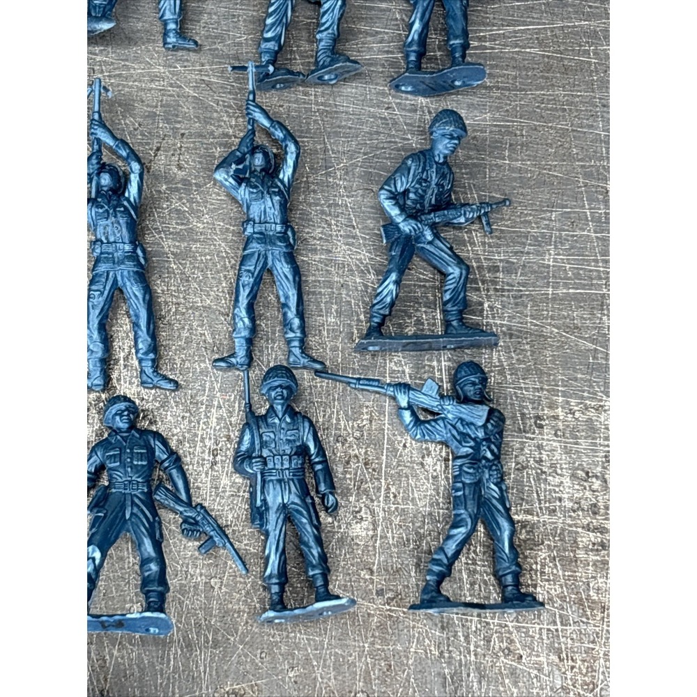 Lot Of 16 1950's MPC Metallic Steel Blue Plastic Army Men Various Poses - Picture 5 of 7